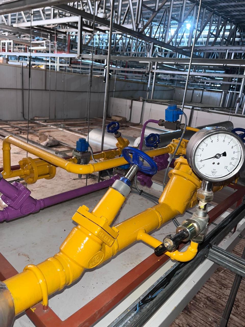 Tubulação amarela válvulas